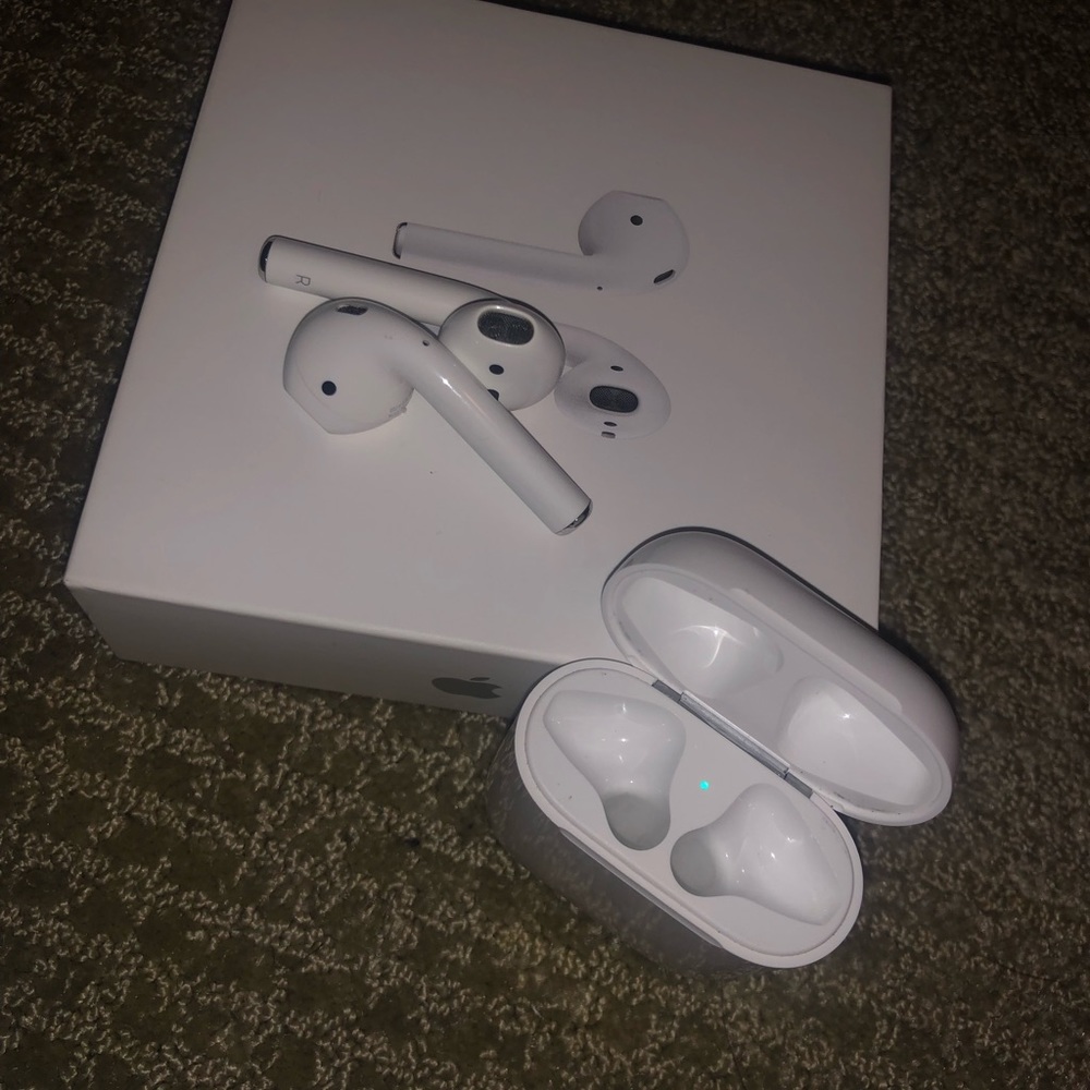 Apple Airpods (1st Gen)